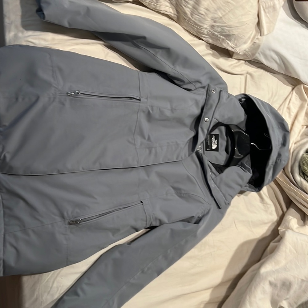 Womens blue/grey Northface winter coat. Medium. Covers the butt.